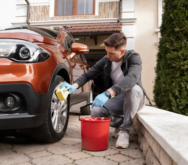Lavage auto à domicile Lamarche : professionnel intervenant sur un véhicule